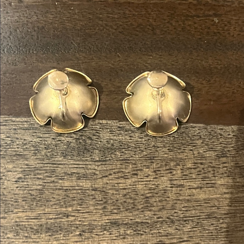Vintage satin gold emerald green flower screw back earrings - Picture 6 of 6